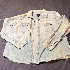 GAP Women’s Light Blue Casual Button Down Shirt